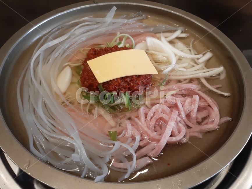 부대찌개,부대전골,음식,당면,전골