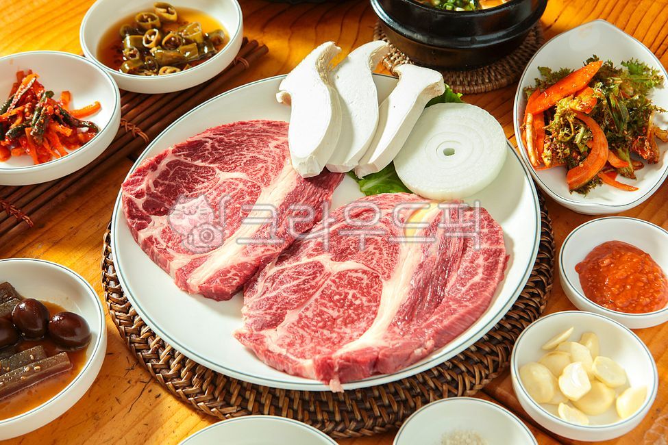 lunch,raw garlic,onion,beef,plate,raw meat,vegetable,pork,sirloin,Korean food,Korean beef sirloin,cooking,mushroom,Korean restaurant,garlic,restaurant,Korean beef,Korean beef charcoal grill,dinner,food,Sirloin,meal,Grilled Korean beef,Raw sirloin,Korean b