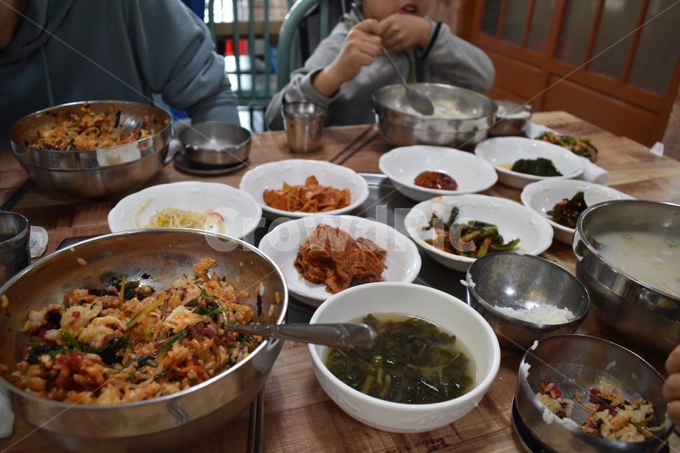 meal,food,식사,음식,점심식사,육회비빔밥,곰탕,비빔밥,식당,한정식