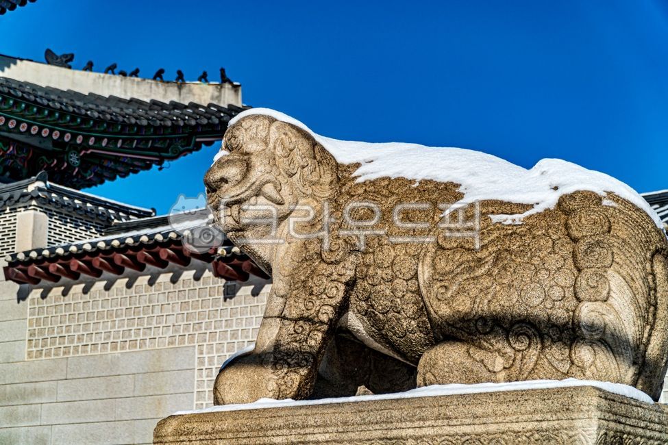 snow scene,castle,winter,Haitai,Gwanghwamun,snowscene,Hanyangdoseong,rampart,Gyeongbokgung,Cultural Heritage,hanok,sight,winterscene,snowylandscape,Korean culture,korea,haetae,Hanok,snow,Castle,winter landscape,Korean tradition,Korean cultural property,la