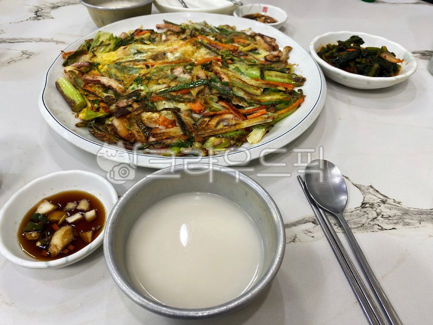 막걸리,동동주,파전,해물파전,전통주,민속주점,음식,한국음식,전통음식,해물전,전,생막걸리,식재료,요리,makgeolli,dongdongju,pajeon,haemulpajeon,traditionalliquor,folkpub,food,koreanfood,traditionalfood,seafoodpancake,pancake,rawmakgeolli,ingredients,cooking