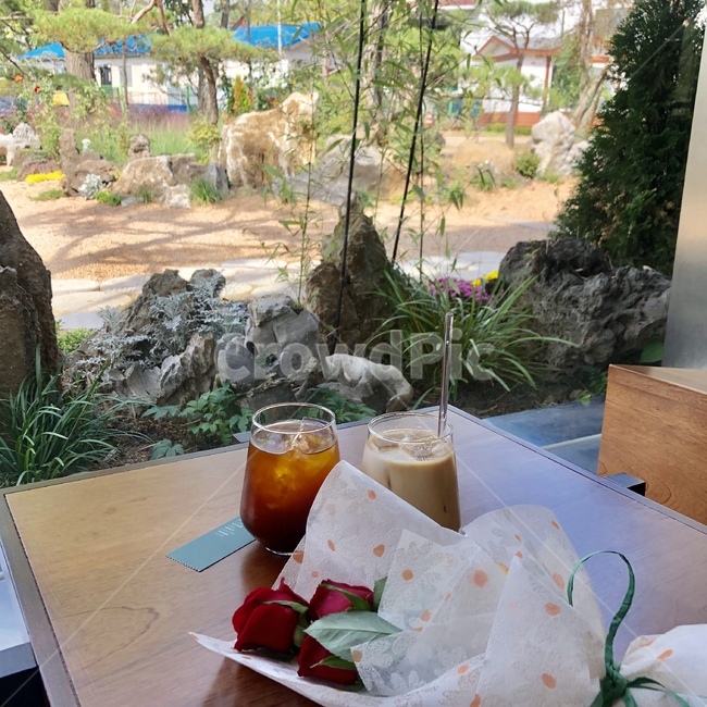 커피,카페,꽃,감성,디저트,cafe,coffee,latte,concept,food,bread,dessert,여유,힐링,데이트,그릇,접시,음식,자연,커피,카페,coffee,cafe