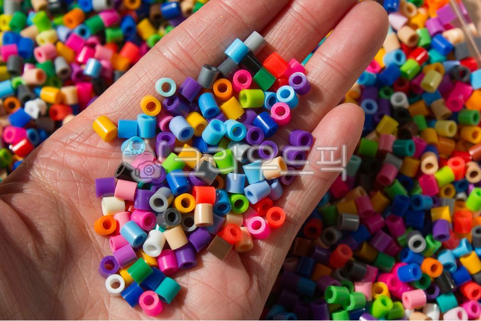 비즈,구슬,플라스틱,비즈공예,재료,소재,컬러풀,부속품,부품,공예,손,손바닥,여자손,신체부위,손가락
