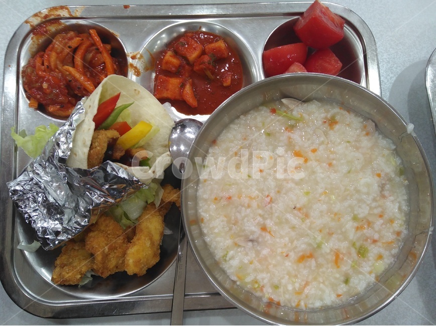 급식,식판,죽,치킨,부리토,깍두기,치킨부리토,고기,오징어젓갈,학교급식