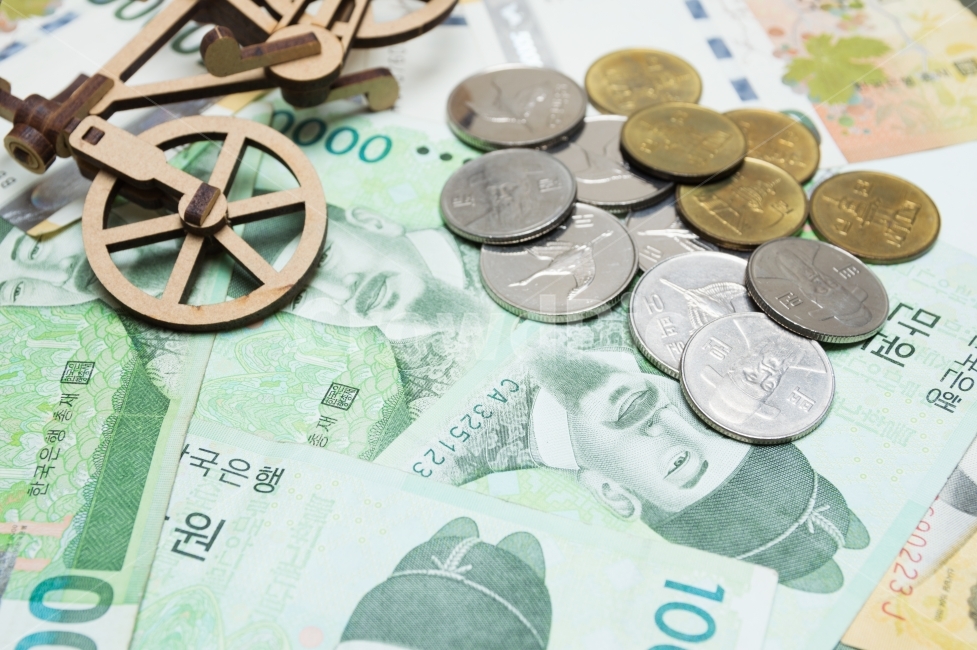 자전거,동전,화폐,돈,금융,지폐,만원,오만원,생활,한국,동양,비용,경제,은행,저금,저축,재무,비즈니스,현금,자산,재산,적금,적립,산업,가치,현실,소득,세금,요금,소비,지출,절약,금액,지불,아시아,스튜디오,컨셉,컨셉트,콘셉,콘셉트,뱅크,예산,사업,캐쉬,캐시,머니,비지니스,소스,오브젝트,원화,단독사진,가계,보험,주식,수입,money,급여,재물,연출사진,백원,십원,장난감자전거,장난감,금융,돈,finance,banking,money,비즈니스,사업,business,service,work,연출,컨셉,콘셉,direction,concept