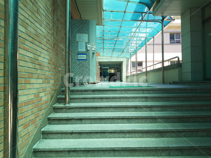 학교,복도,색감,계단,원근법