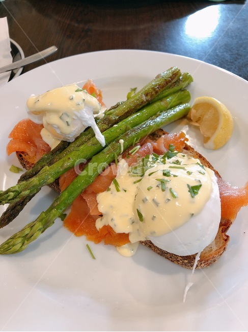 브런치,음식,아스파라거스,수란,에그,달걀,계란,연어,샐몬,새먼,salmon,아침식사,점심,breakfast,레몬,brunch