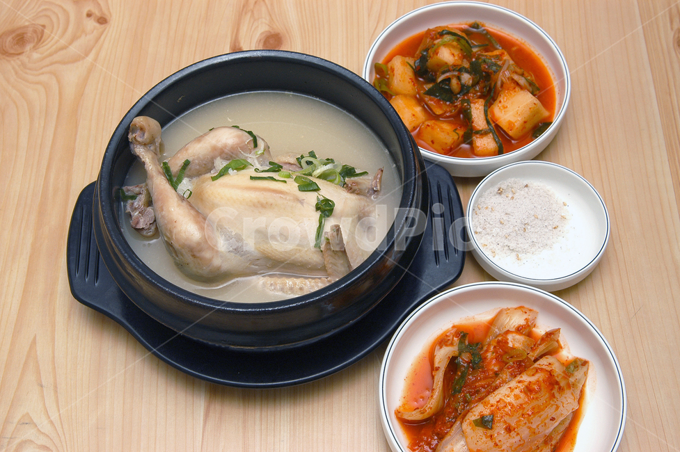 삼계탕,탕,닭,닭요리,닭고기,뚝배기,반찬,소금,김치,깍두기,음식,한식,요리,한국,보양식,보양음식,복날,복날음식,상,테이블,음식,식재료,요리,food,cook,meal,dishes,food reserves,한식,한국음식,한국요리,korean food,korean dishes,korean meal,korean cook