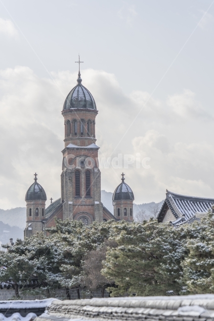성당,하늘,구름,건축,건축물,나무,겨울,계절,winter,season,랜드마크,landmark,tourist attraction,한국랜드마크,한국관광지,한국명소,korea landmark,korea tourist attraction,종교,신앙,religion,belief,faith,건축물,건물외관,exterior,building,structure,architecture,construction