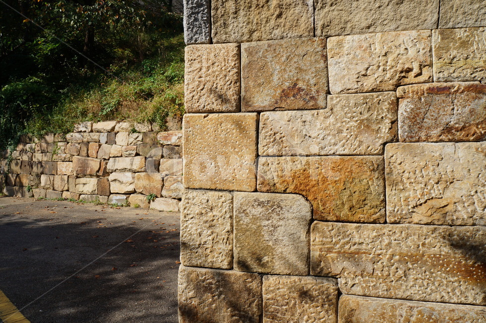 돌벽,돌담,돌,벽돌,담,햇빛,빛,sunlight,sun,stone,bricks,wall,건축물,건물외관,exterior,building,structure,architecture,construction
