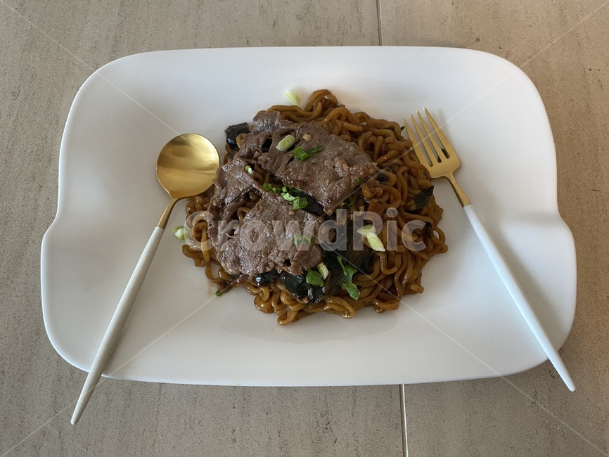 짜파구리,짜파게티,짜장라면,라면,짜장면,소고기,채끝살,점심,국수,너구리,흰접시,홈메이드,혼밥,집밥,포크,음식,한식,한국음식,koreanfood,noodles,noodle,blacknoodle,food