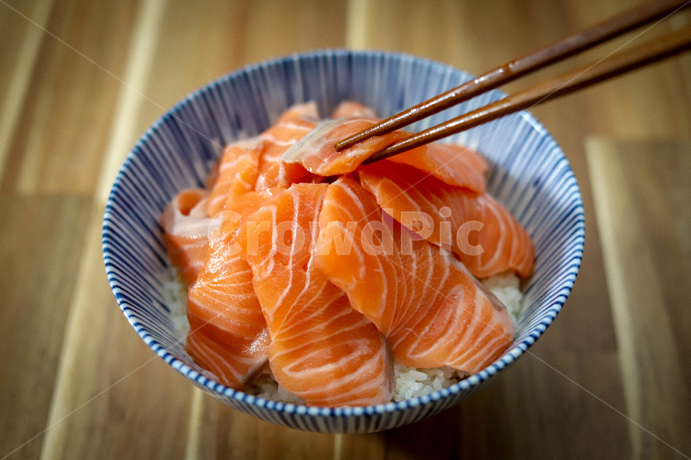 연어,연어덮밥,일식,밥,요리,사케동,덮밥,혼밥,밥요리,쌀요리,면기,젓가락,맛있는,음식,신선한,해산물,생선,fish,salmon,sakedon,rice,cook,food,cooking,kitchen,dining,fresh,seafood,wooden,음식,식재료,요리,food,cook,meal,dishes,food reserves,일식,일본음식,일본요리,Japanese food,Japanese dishes,Japanese meal,Japanese cook