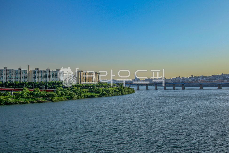 Han Riverside,sky,Han River Bridge,highrise building,setting sun,city,metropolis,nature,dusk,tree,Dongho Bridge,downtown,water,building,Han River,outdoors,plant,sunset,bridge,glow