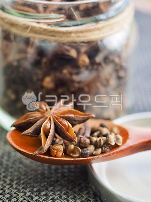 스타아니스홀,향신료,팔각,팔각향,별모양,아니스,향기,음식,유기농,요리,요리재료,갈색,건조식품,향료,staranisehall,spice,octagon,octagonal,starshape,anise,scent,food,organic,cooking,cookingingredients,brown,dryfood,spices,정향,산초,숟가락,나무숟가락