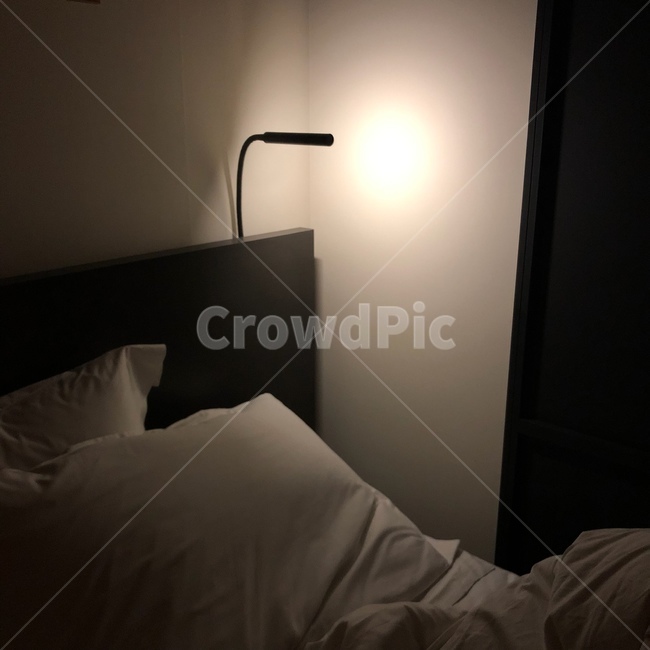 침대,침실,독서등,호텔침대,호텔,bed,잠,sleep,침구,호텔침구,이부자리,흰색,하얀색,조명,침대조명,감성,sensible,feeling
