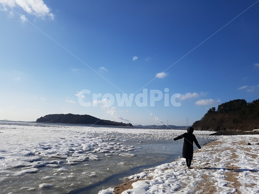 겨울바다,눈,겨울,바다,여행,하늘,겨울,계절,winter,season,사람,인물,인간,human,person,여성,여자,woman,female,lady