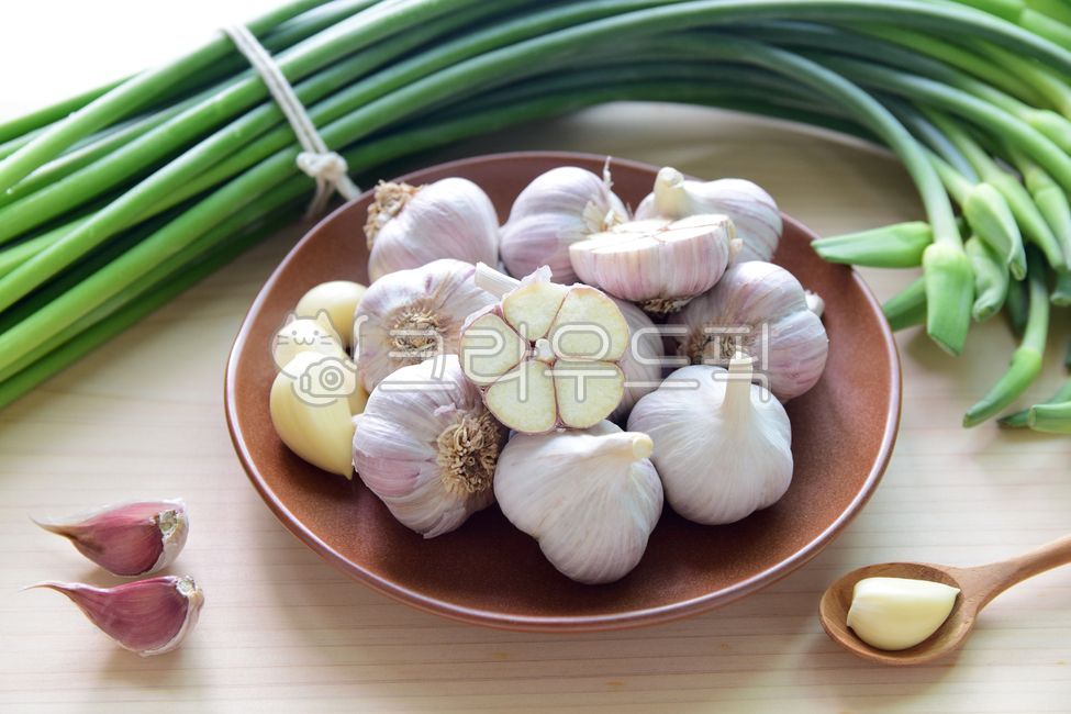 root plant,garlic,ingredient,cut,half,six cloves of garlic,fresh garlic,Garlic sprouts,bowl,garlic cloves,food,Garlic species,Uiseong Garlic,Garlic Cut,whole garlic,Food Ingredients,peeled garlic,cutting,ingredients,cropped