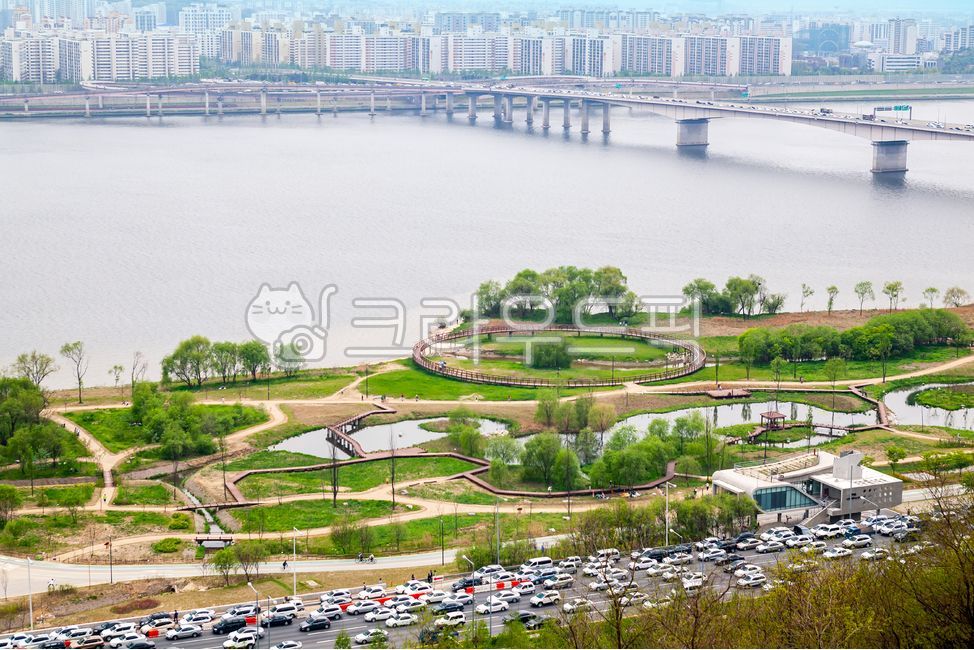 city,tree,Gangbyeonbukro,riverside,water,Han River,outdoor,Mapogu,car,road,Seoul,bridge,river,Gayang Bridge,park,Hangang Citizens Park,landscape,architecture,traffic