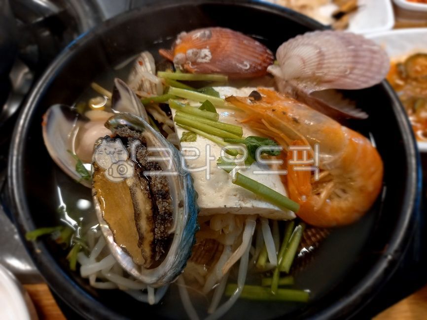 seafood,jumbo shrimp,shrimp,Abalone Seafood Ttukbaegi,jumboshrimp,mussel,food,seafood stew,earthen pot,abalone