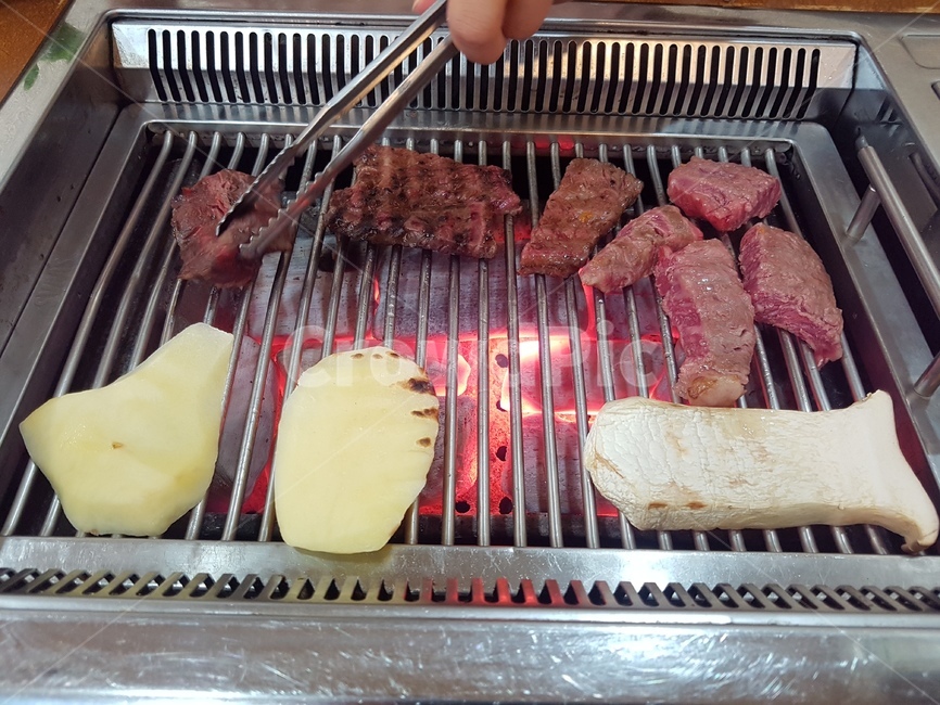 소고기,한우,불판,감자,버섯,beef,koreanbeef,potato,mushroom,음식,식재료,요리,food,cook,meal,dishes,food reserves,육류,고기,meat