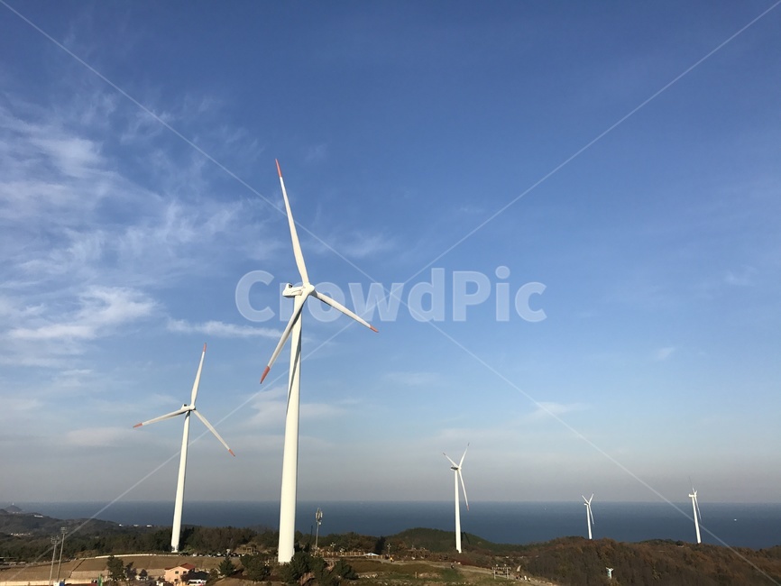 풍력발전소,파란하늘,bluesky,풍력발전기,sky,수평선,평화로움,평화,따뜻함,산업,industry,industrial,에너지산업,energy industry,engine,엔진,motor,모터,machine,기계