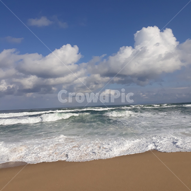 weather,날씨,shoreline,해안선,sea,바다,water,물,ocean,대양,자연,nature,옥외,outdoors,바닷물,파도,구름,하늘,모래사장,모래,sand,blue,오션,물그림자,cloud,white,해변,바다,beach,sea