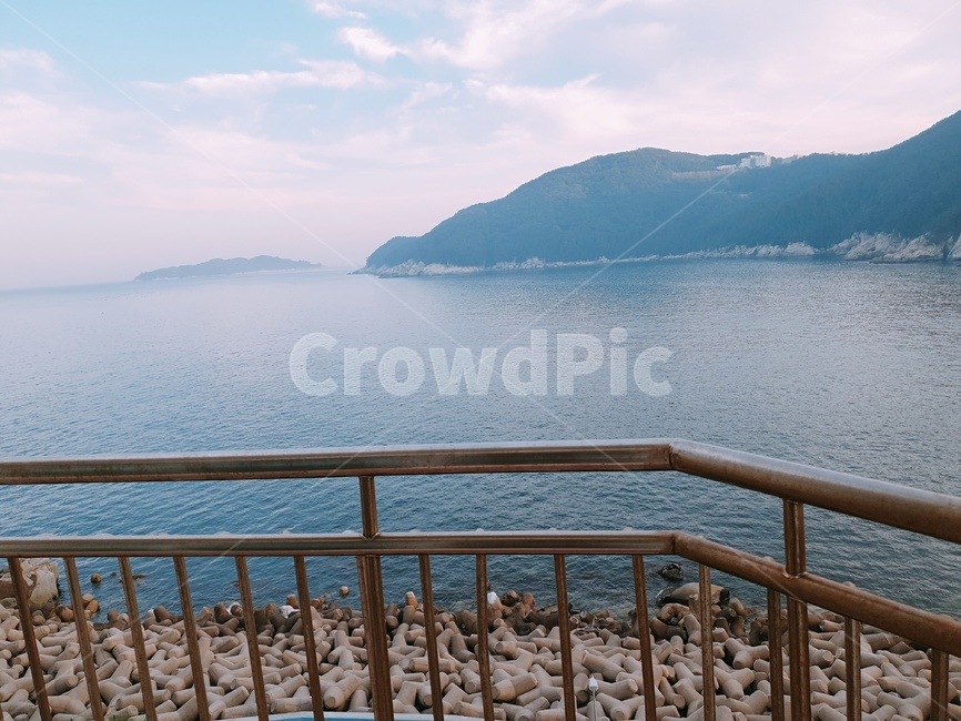 바다,숙소에서바라본,구름,석양,노을질때쯤,자갈,상쾌함,자연,풍경,nature,landscape,railing,난간,handrail,banister