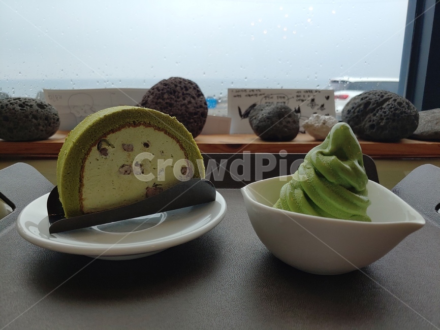 롤케이크,아이스크림,녹차,생크림,테이블,카페,음식,메뉴