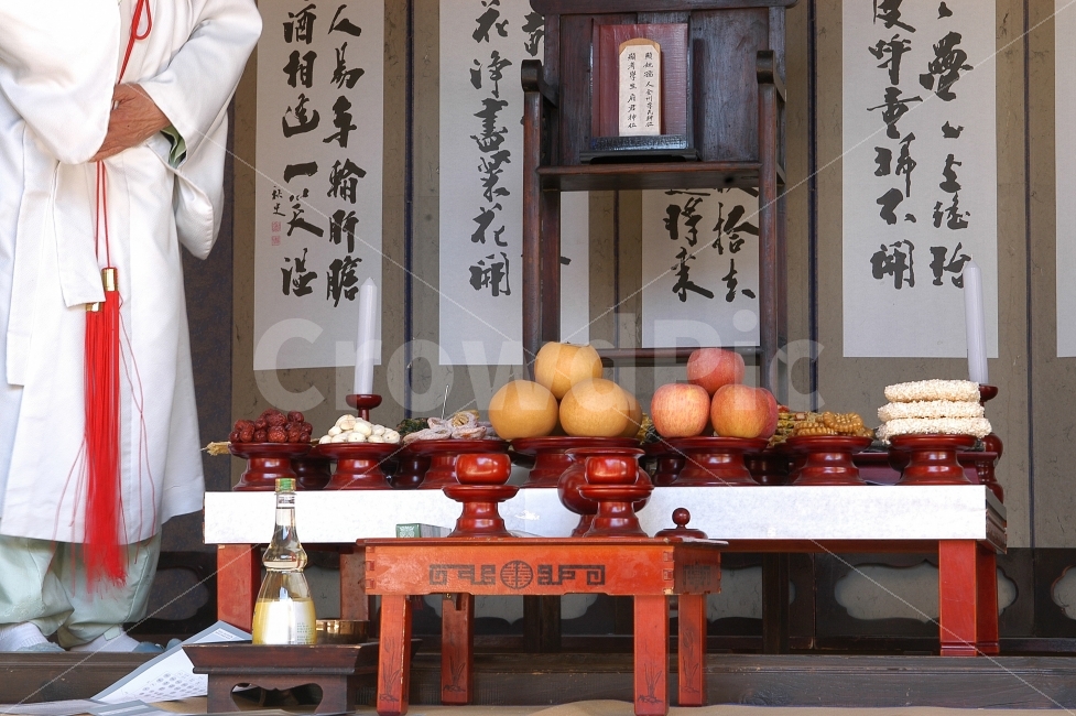제사상,제사,차례상,차례,한복,사람,양반,추석,설,명절,지방,제사음식,상,과일,음식,초,술,병풍,향,홍동백서,한옥,기와집,상차림,한국,전통,한국전통,민속,풍속,풍습,양반집,전통음식,한과,한국전통,한국문화,korean traditional,korean culture,한복,한국전통의상,hanbok,korean traditional clothes,사람,인물,인간,human,person