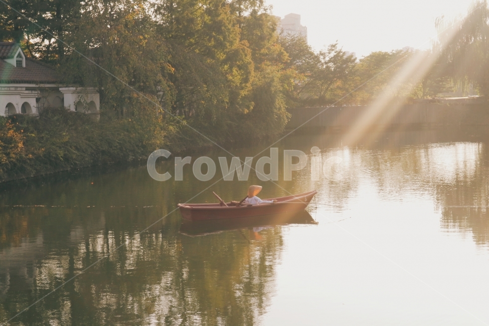 뱃사공,배,강,연못,숲,빛,나룻배,도시,풍경,city,landscape,해외,외국,세계,foreign,oversea,world,세계도시풍경,해외도시풍경,외국도시풍경,world cityscape,사람,인물,인간,human,person,휴식,힐링,rest,relaxation,healing,교통,교통수단,traffic,transportation,boat,보트,canoe,카누,rowboat,노 젓는 배,vehicle,차량