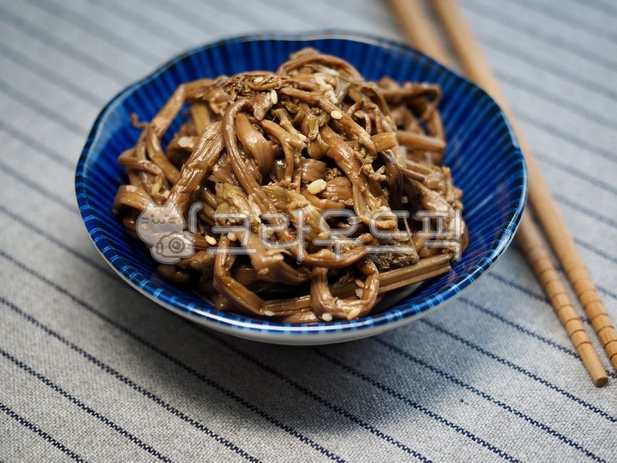 Seasoned bracken bracken,sidedish,vegetable,vegetable dish,spring greens,herbs,side dish,bracken,herbdishes,Korean food,cooking,traditionalfood,koreanfood,vegetariandiet,Herbs,springgreens,sidedishes,vegetarian diet,Korean,Bracken,brown,food,meal,traditio