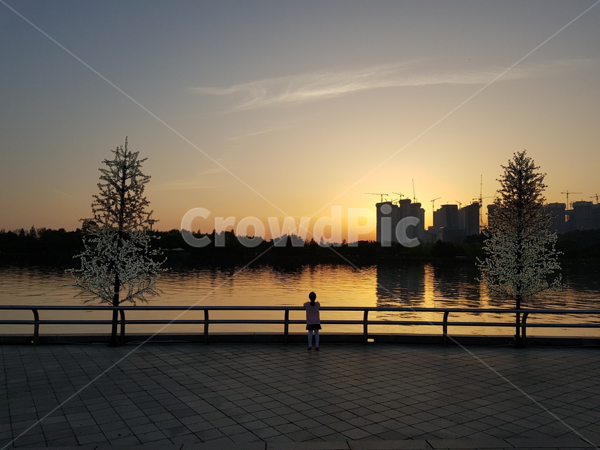 저녁,노을,호수,부녀,아빠와딸,도시,풍경,city,landscape,사람,인물,인간,human,person,어린이,어린아이,child,children,kid,railing,난간,banister,handrail