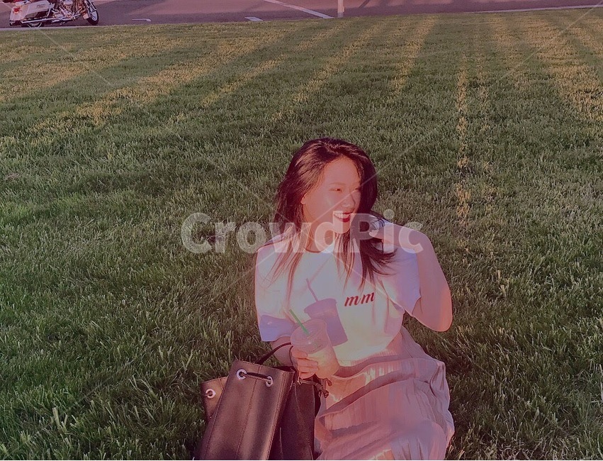인물,여자,여성,옆모습,잔디밭,공원,감성,웃음,분위기,여름,계절,summer,park,usa,california,woman,person,lady,公园,夏天,美国