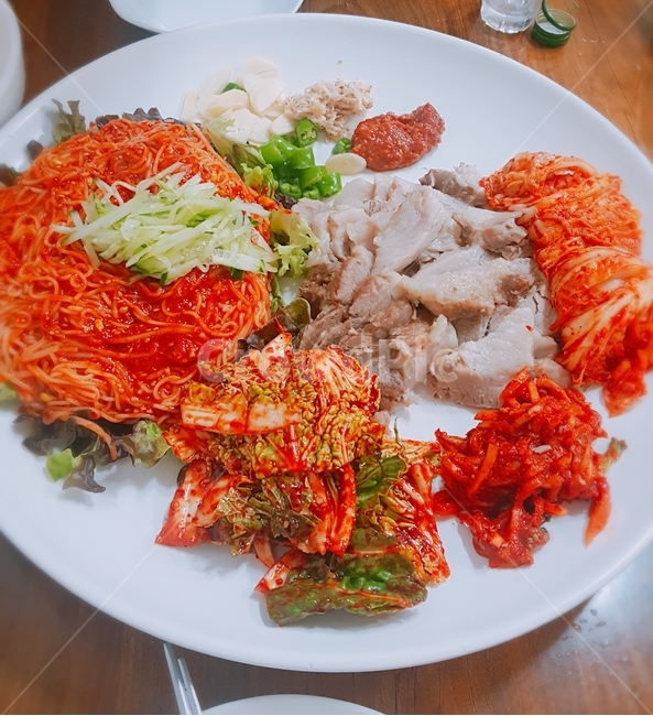 수육,김치,겉절이,무말랭이,오이,비빔국수,고추,쌈장,마늘,음식,식재료,요리,food,cook,meal,dishes,food reserves