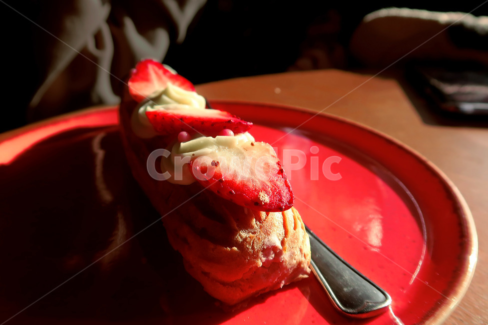 에끌레어,red,eclaire,딸기,디저트,color,색,색감,색채,빨강,strawberry,dessert,bakery,빵,베이커리