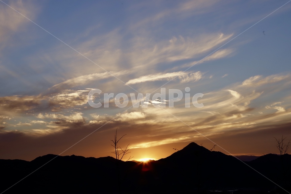 노을,하늘,구름,해질녘,평온,자연,몽환,산,나무,주황,파랑,고독,어두움,sunset,sky,cloud,stability,nature,fantasy,mountain,tree,orange,solitude,dark,자연,풍경,nature,landscape,outdoors,옥외,light,빛,flare,플레어,sunlight,햇빛,dawn,새벽,dusk,황혼,red sky,붉은 하늘,일몰
