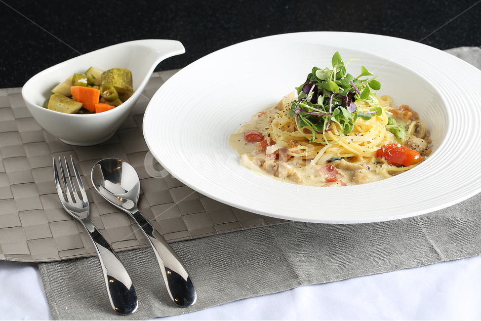 cream pasta,seafood dish,lunch,tableware,spaghetti,recipe,plate,sauce,tomato,vegetable,Spaghetti,cookbook,flour,pasta,seafood spaghetti,ingredients,cooking,seafood,noodle dish,sprout,noodles,cook,food photography,cuisine,squid dish,dinner,food,meal,sprout