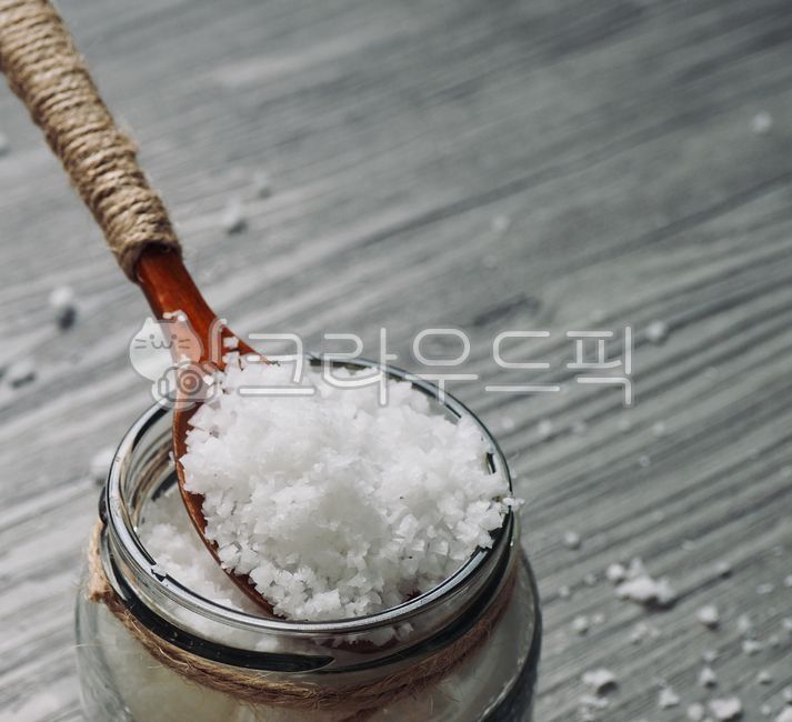 유리,유리용기,소금,자연소금,음식,음식재료,배경,유기농소금,salt,naturalsalt,food,foodingredients,background,organicsalt,숟가락,나무숟가락,흰색,spoon,woodenspoon,white,음식,식재료,요리,food,cook,meal,dishes,food reserves