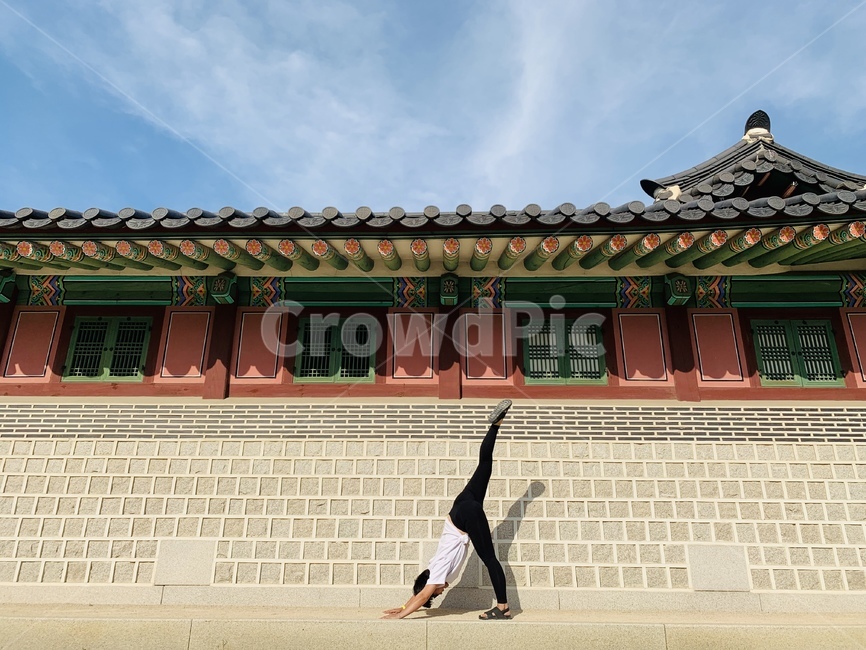 인간,사람,건축물,건물,human,person,temple,architecture,경북궁,운동하는여자,운동하는사람,요가,요가자세,견상,다운독,견상변형자세,하늘,한국명소,요가복