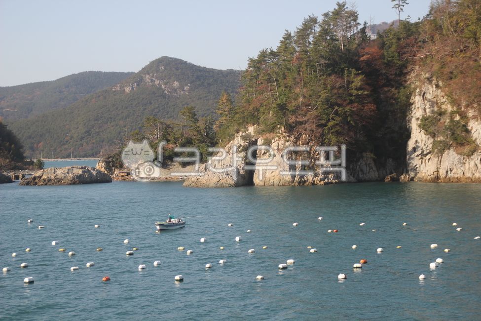 mariculture,fishingcraft,cliff,island,fishing boat,sea,sea fishing,boat,seascape,ocean,fishingboat,fishingvessel,Hansan Sea,Tongyeong sea,sea farming