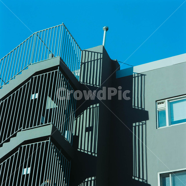 그림자,건물,창살,펜스,하늘,파란하늘,감성사진,필름사진,중형필름,중형사진,충무로,서울,건축물,건물외관,exterior,building,structure,architecture,construction