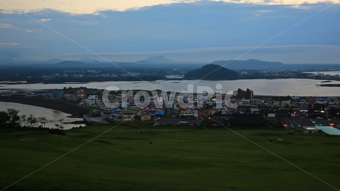 landscape,경치,풍경,scenery,shoreline,해안선,promontory,곶,outdoors,옥외,nature,자연,water,물,ocean,대양,sea,바다,field,들,제주,성산야경