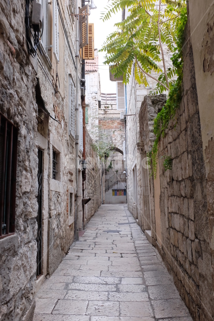 크로아티아,유럽,거리,스플리트,street,split,골목길,alley,해외,외국,세계,foreign,oversea,world,walkway,보도,path,통로,flagstone,판석