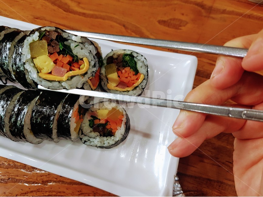 김밥,김,간식,간편식,점심메뉴,소풍,다양한야채,동그라미,컬러풀,써클,원,피크닉,식사,밥,젓가락,젓가락질,젓가락질하는법,gimbab,circle,colorful,conveniencefood,picnic,음식,식재료,요리,food,cook,meal,dishes,food reserves,한식,한국음식,한국요리,korean food,korean dishes,korean meal,korean cook,디저트,간식,후식,dessert,snack