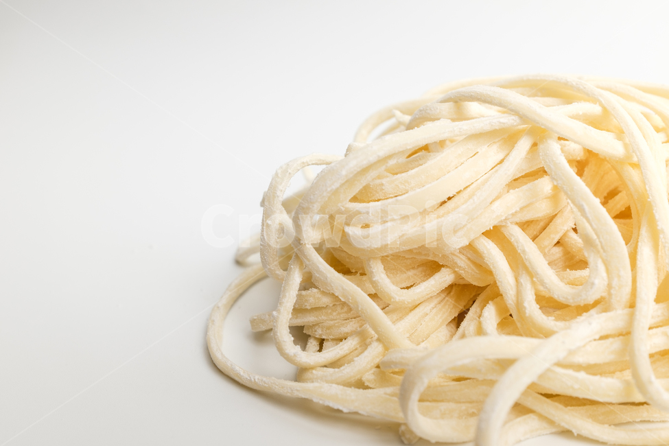 칼국수,면,밀가루,국수,생면,음식,식사,날것,요리,식재료,재료,식품,음식재료,얇은,두꺼운,밀,부드러운,맛있는,하얀색,반죽,탄수화물,생칼국수,음식,식재료,요리,food,cook,meal,dishes,food reserves