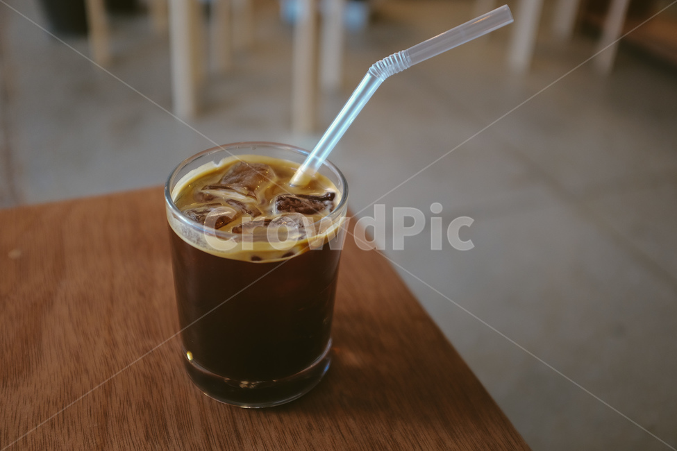 컵,실내,휴식,힐링,아이스아메리카노,아메리카노,cafe,coffee,테이블,원목,원목테이블,바닥,rest,사색,빈티지,분위기,커피,카페,coffee,cafe