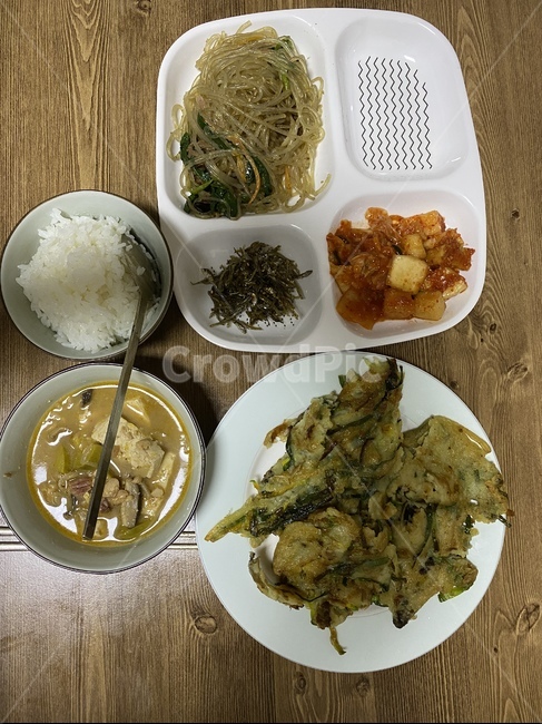 집밥,된장찌개,부침개,식판,멸치,김치