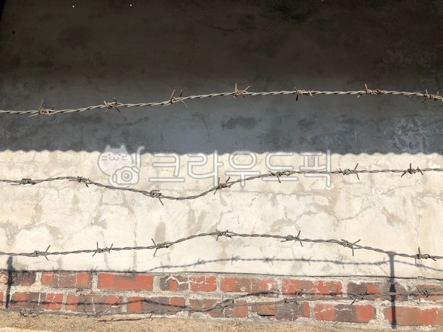 old wall,wire,wire entanglement,construction,prohibition,wire netting,brick,Under construction,wall