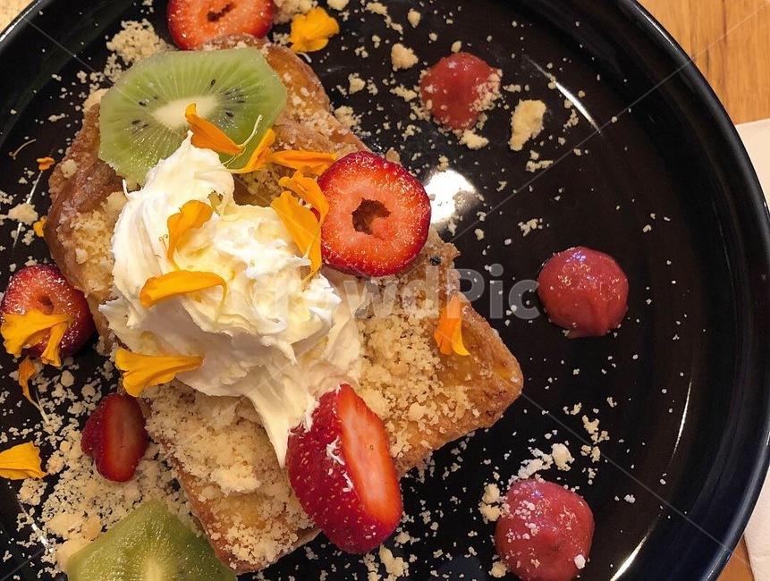 브런치,토스트,프렌치토스트,생크림,과일,라즈베리,딸기,빵,brunch,음식,카페,디저트,식사,아침식사,점심,breackfast,meal,food,플레이팅
