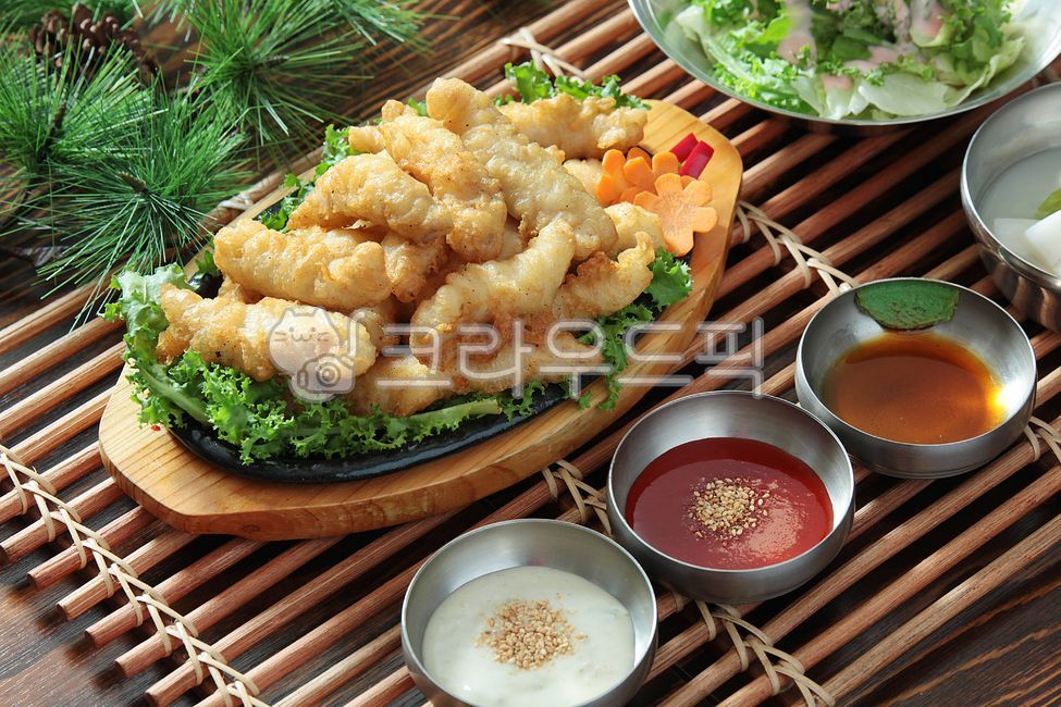 강정,튀김강정,복강정,복어강정,수산물,생선튀김,까치복,참복,까치복어,참복어,생선요리,복어,복어요리,복어튀김,튀김,별미,한국음식,한국요리,요리,맛집,먹방,먹거리,건강식,건강음식,영양식,영양음식,보양식,음식점,식당,식사,트레이,나무트레이,소스,양념